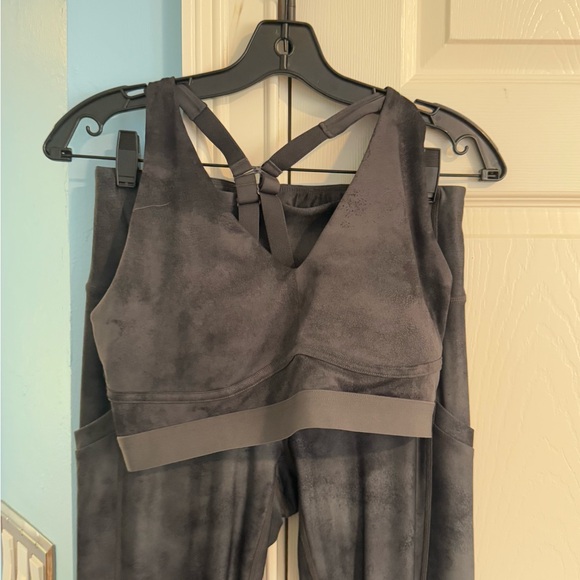 Fabletics winter workout set leggings/bra sz Med - Picture 3 of 9